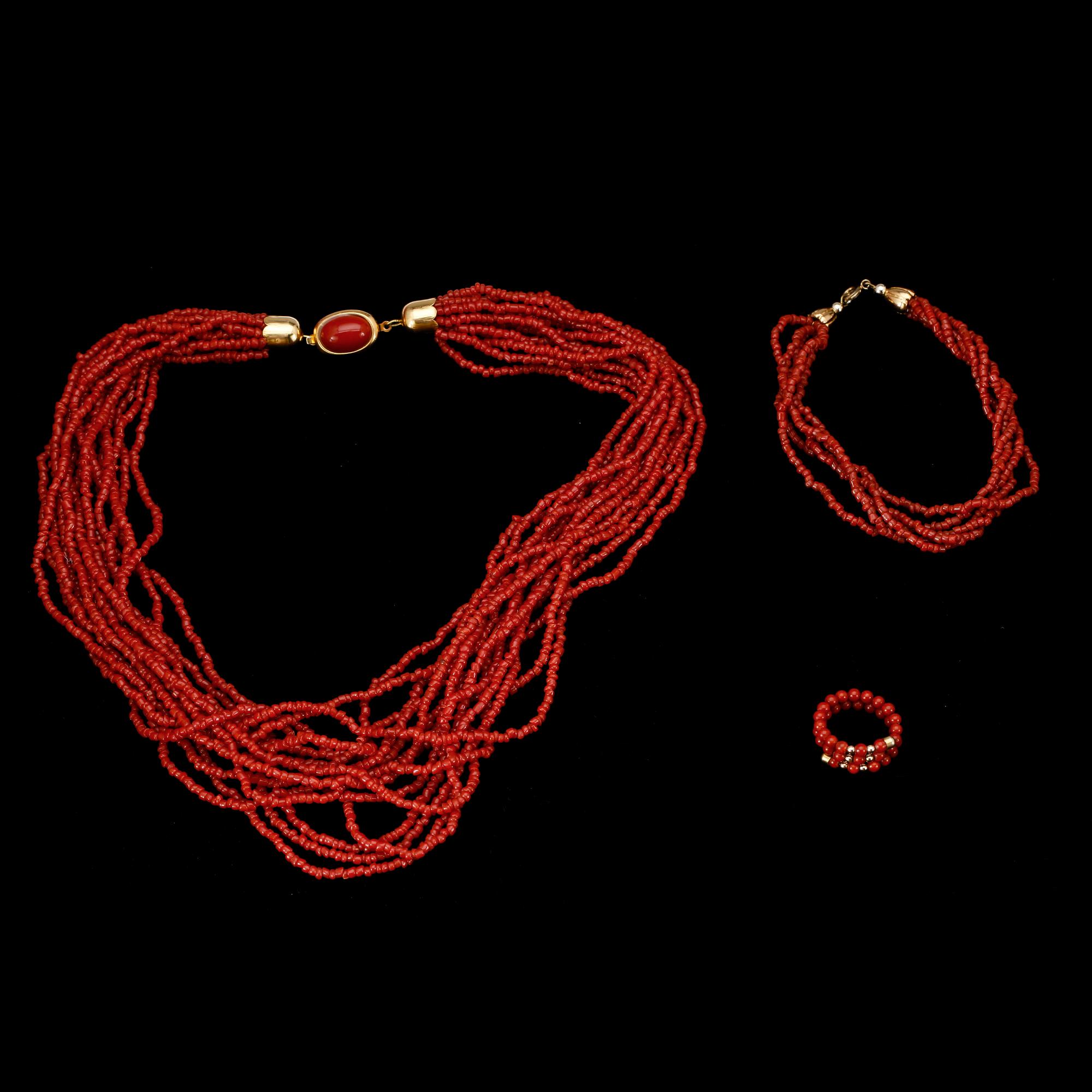 GARNITYR, 3 delar, korall, 1900-tal.