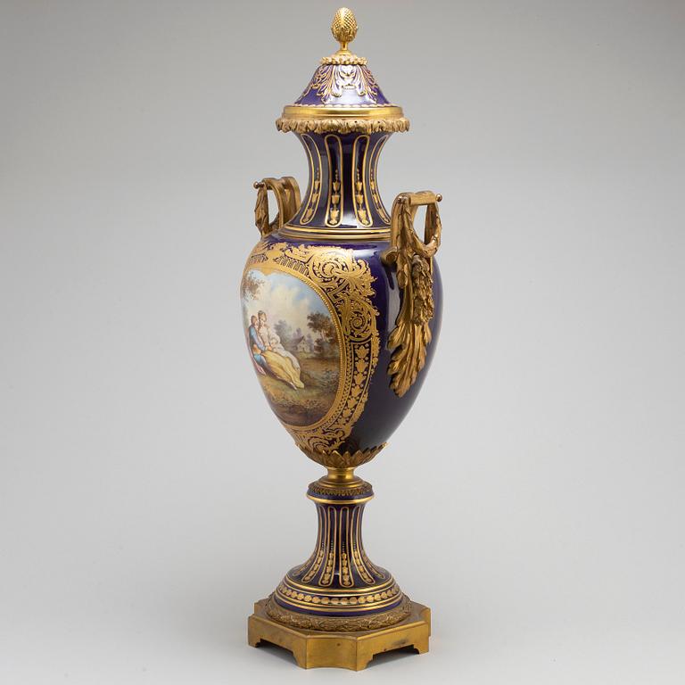 PRAKTURNA, porslin, brons, Sevresliknande märke, 1900-talets första hälft.