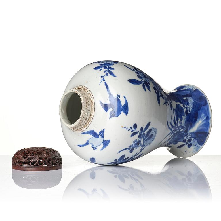 A blue and white vase, Qing dynasty, Kangxi (1662-1722).