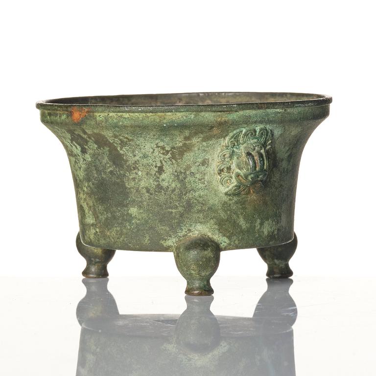 A bronze tripod censer, 17th/18th century.