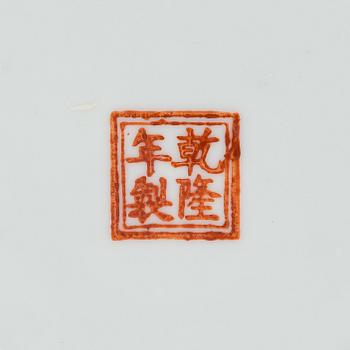 Pöytävalaisin, posliinia, Kiinan Tasavalta 1900-luku. Neljän merkin Qianlong merkillä.