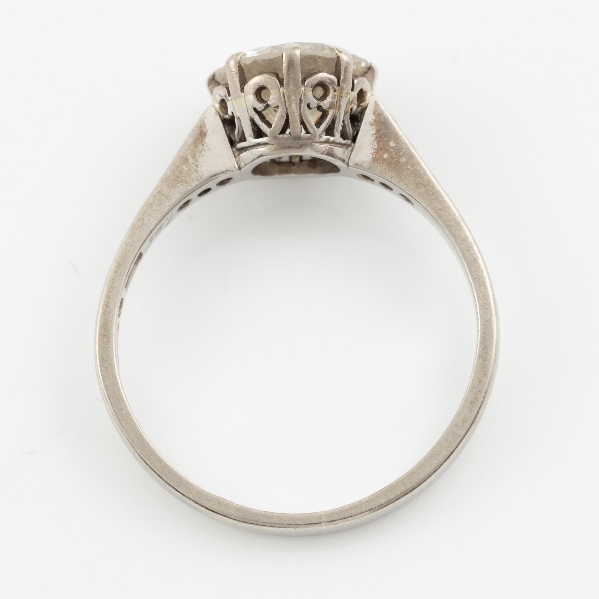 Ring in platinum with brilliant-cut diamond.