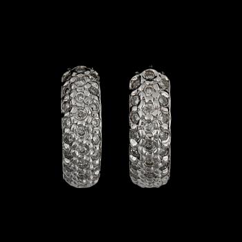 ÖRHÄNGEN, ett par, 14k vitguld med 50 briljantslipade diamanter tot ca 0,35 ct. Total vikt ca 3,39gram.