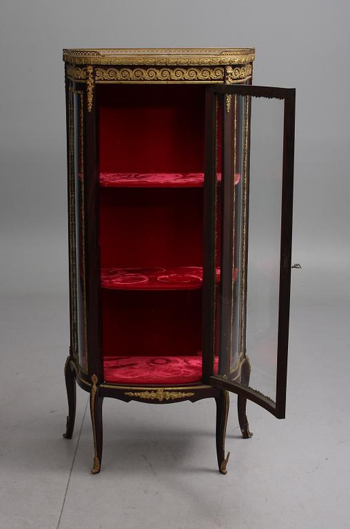 VITRINSKÅP, rokokostil. 1900-tal.