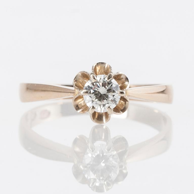 RING, 18K guld, briljantslipad diamant 0,30 ct, Erkki Vainio. 1983. Vikt 1,9 g.