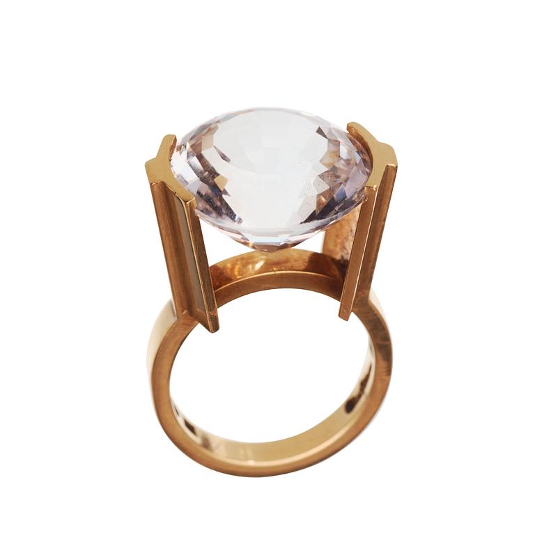 A Wiwen Nilsson 18k gold and facet cut rock crystal ring, Lund 1937.