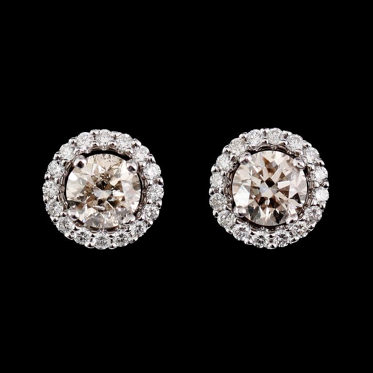 ÖRHÄNGEN, 1 par, 18 k vitguld, med briljanstlipade diamanter totalt 1.44 ct, avtagbar krans av diamanter totalt 0.45 ct.