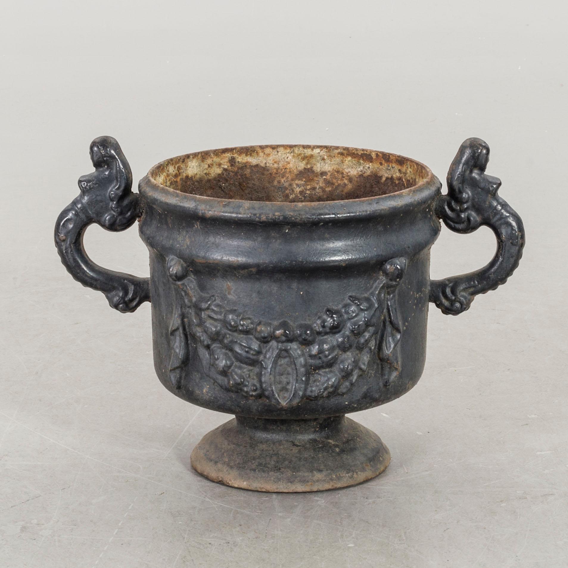 TRÄDGÅRDSURNA / YTTERFODER, gjutjärn, 1900-talets första hälft.