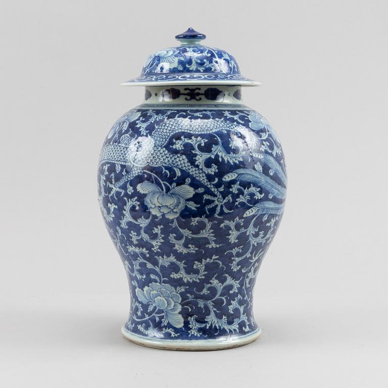 A blue and white jar with cover, Qing dynasty, 19th Century.