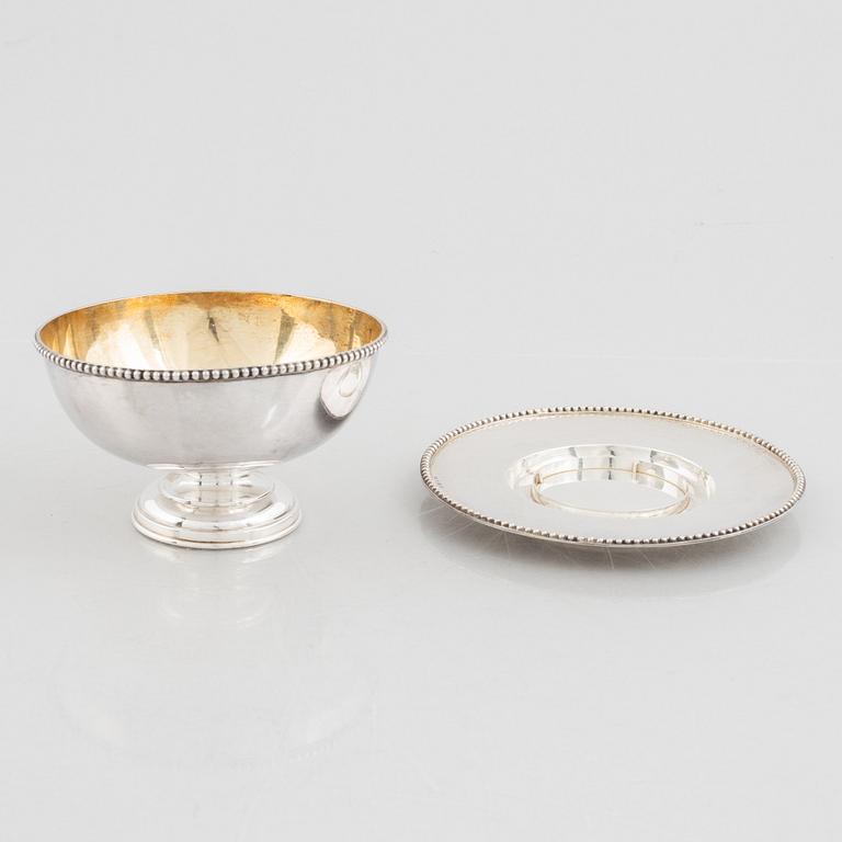 A Swedish silver sauce boat on tray, mark of Gustaf Möllenborg, Stockholm 1894.