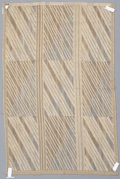 DRAPERI. "Gullberna". Inplock på linnebotten. 190,5 x 123,5 cm. Signerat AB MMF MR (AB Märta Måås-Fjetterström, Marianne Richter).