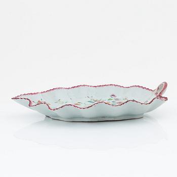 A leaf shaped famille rose serving dish, Qing dynasty, Qianlong (1736-95).