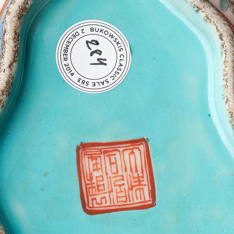A famille rose leaf shaped dish, Qing dynasty.