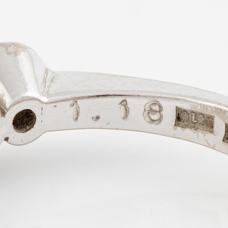 Ring 18K vitguld med fem gammalslipade diamanter.