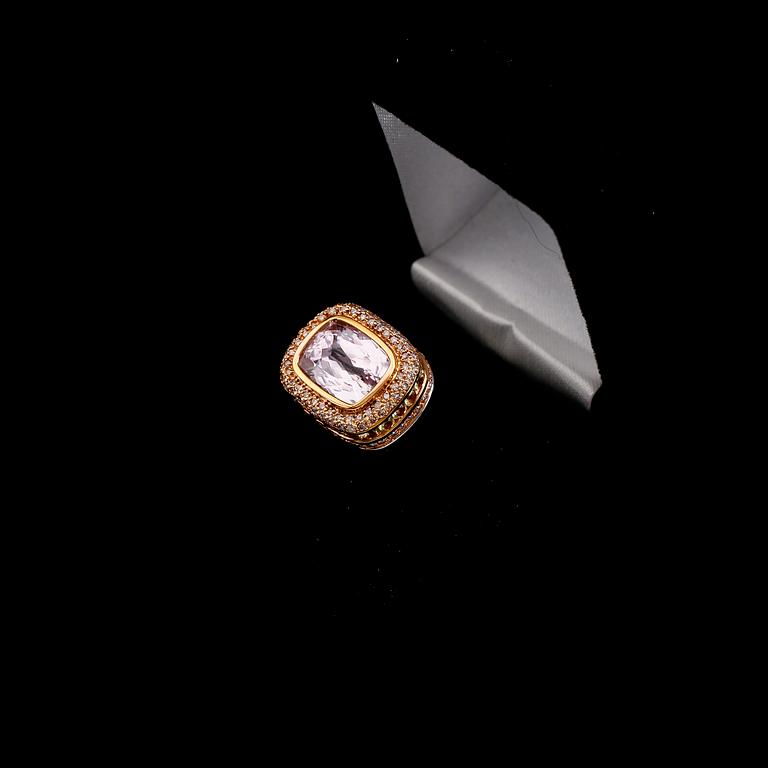 RING, 14 k flerfärgat guld, kunzite ca 12.00 ct, gula safirer tot ca 2.50 ct, diamanter tot ca 0.90 ct.