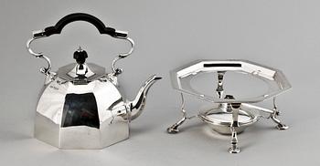 TEKANNA PÅ RECHAUD, silver, Sheffield England 1915. Svenska importstämplar. Tot vikt ca 1320 gram.
