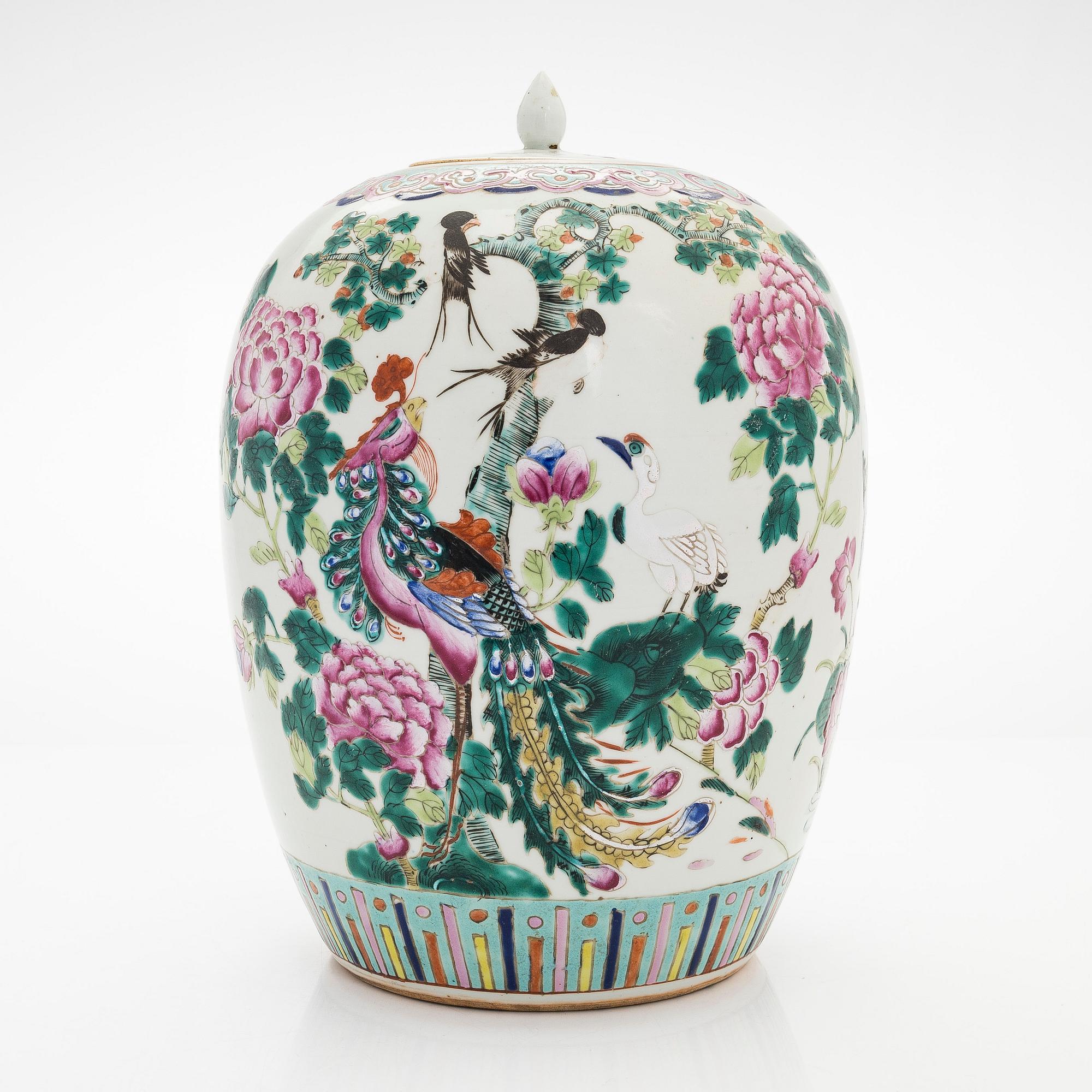 A Chinese famille rose jar with cover, late Qing/early 20th Century.