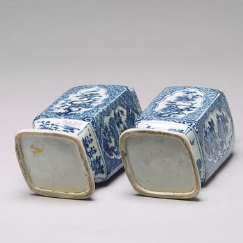 A pair of blue and white vases, Qing dynasty, Kangxi (1662-1722).