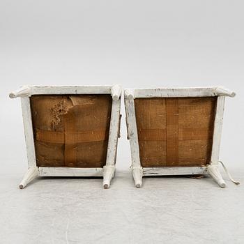 Karmstolar, ett par, gustavianska, omkring år 1800.