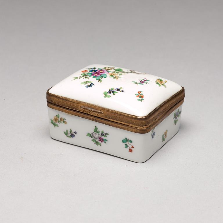 DOSOR, sex stycken, porslin och emalj. 18/1900-tal.