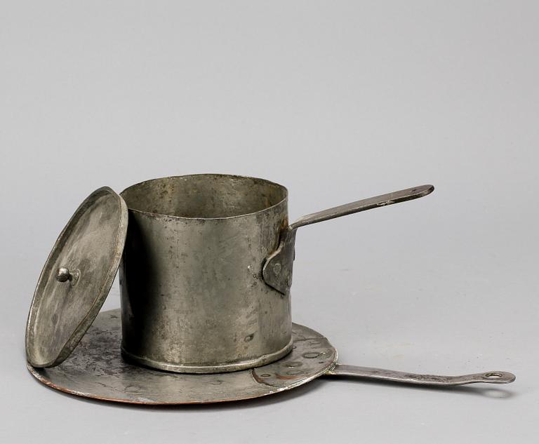 PARTI KÖKSREDSKAP, 2 delar, koppar och tenn, daterade 1808 respektive 1823.