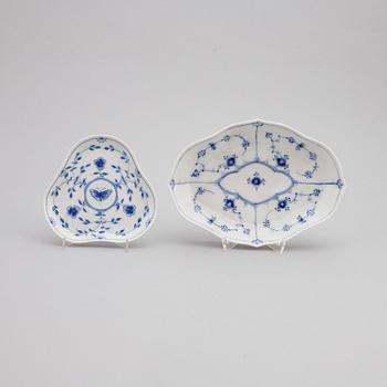 Matservis, 58 delar, porslin, "Musselmalet", Bing & Grøndahl samt Royal Copenhagen, Danmark.