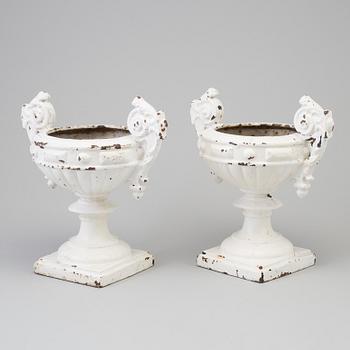 A pair of garden urns, early 20th century.