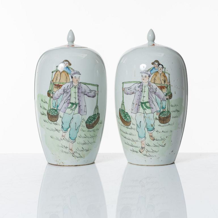 A pair of Chinese porcelain urns with covers, second part of the 20th century.