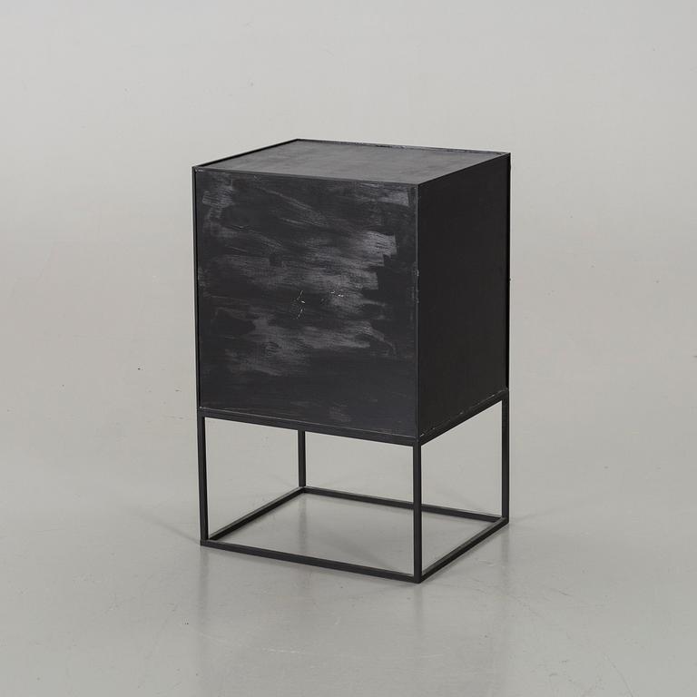 MOGENS LASSEN, SKÅP "Frame 49 kub", SPEGEL "View" samt BRICKBORD. 2000-tal.