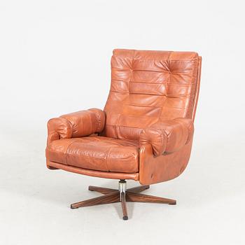 A 1970/80s leather swivel chair.