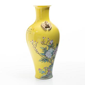 A Chinese porcelain vase, later part of the 20th century.