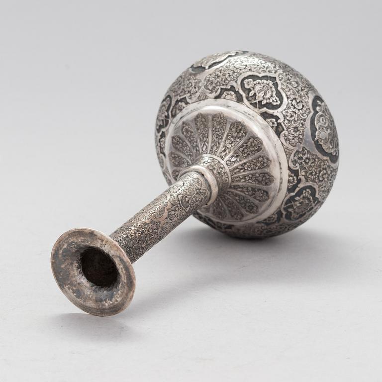 Karahvi ja jalallisia pikareita, 6 kpl, itämaista hopeaa, 1900-luvun alkupuoli.