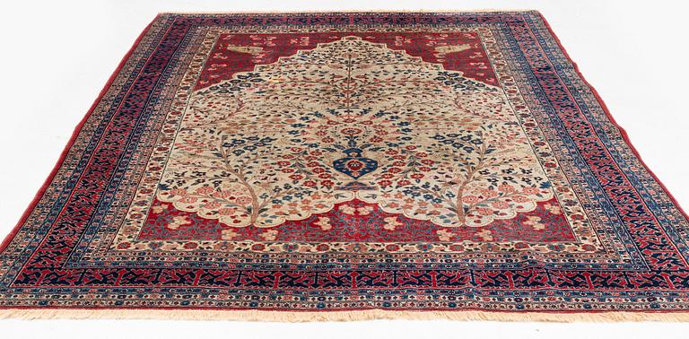 An antique Tabriz carpet, ca 333 x 223 cm.