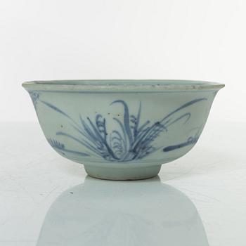 A Chinese blue and white porcelan bowl and a small vase, Ming dynasty (1368-1644).