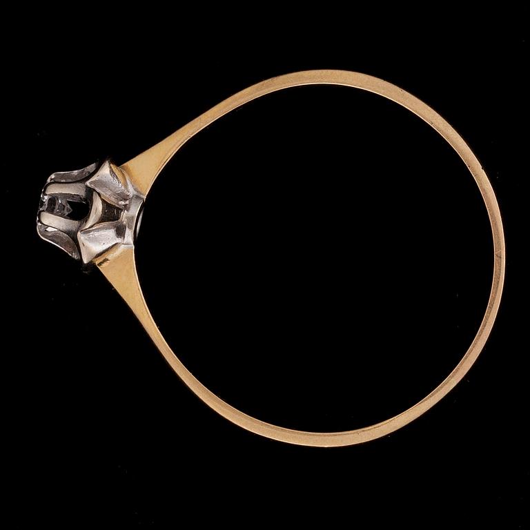 RING, 18K guld, briljantslipad diamant 0,11 ct. Malmin Korupaja, Helsingfors 1985. Vikt ca 3,0 g.