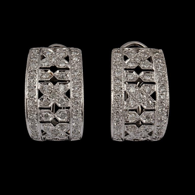 ÖRHÄNGEN, ett par, 14k vitguld med briljantslipade diamanter, ca 2.00 ct. Vikt 7 g.