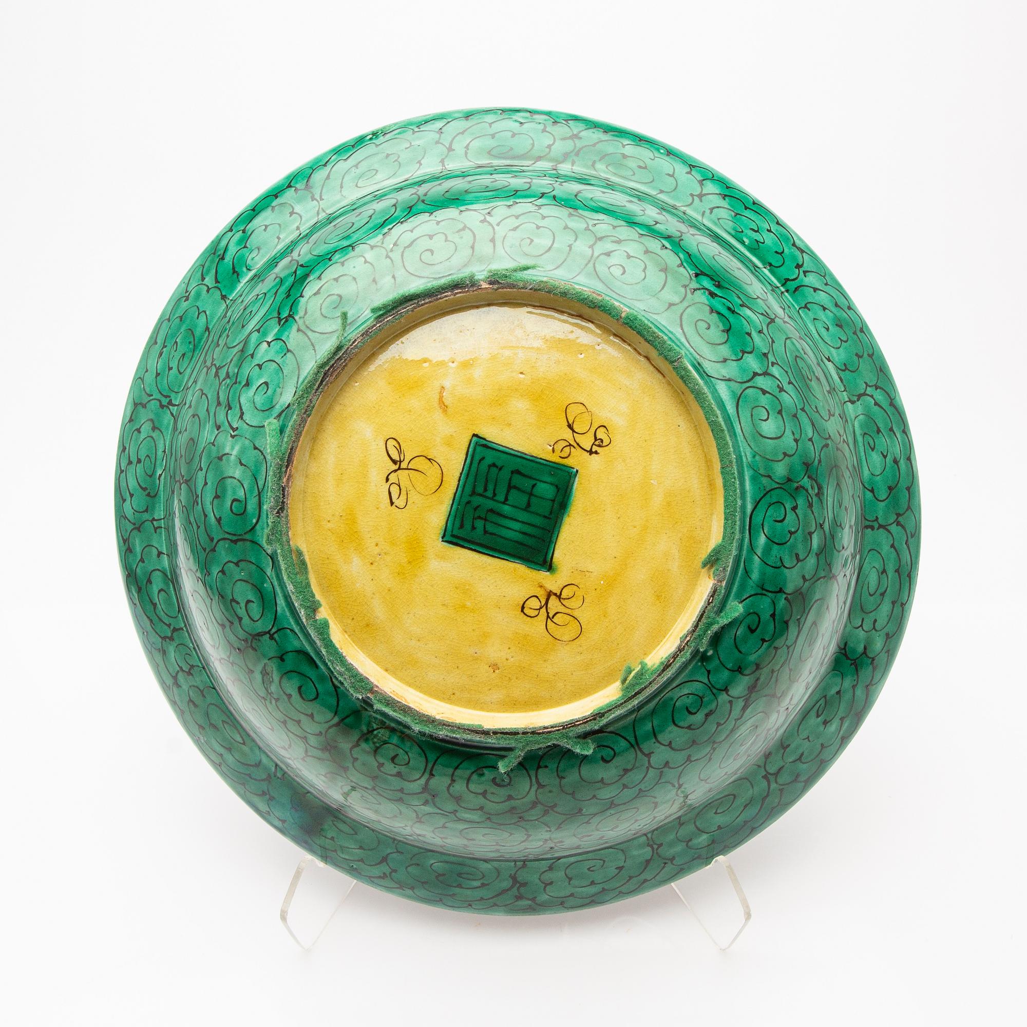 A Japanese kutani ware dish, Edo/Meiji.
