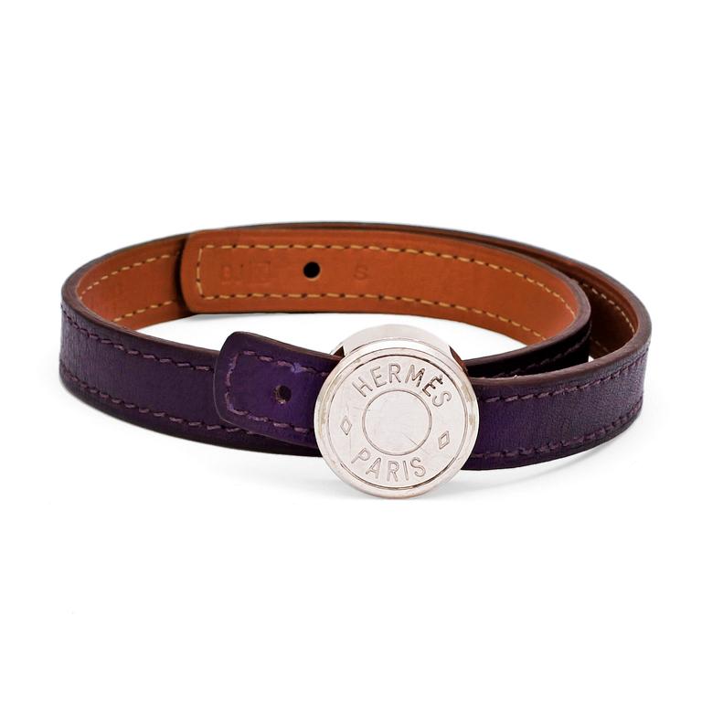 HERMÈS, a purple leather "Looping double tour" bracelet.