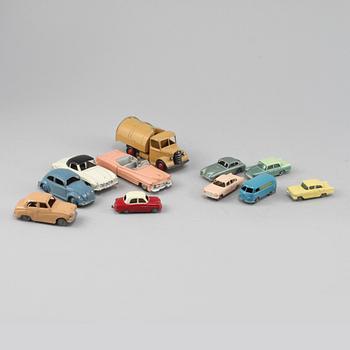 MODELLBILAR, 11 st, Dinky Toys och Lesney, omkring 1900-talets mitt.