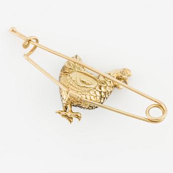 Brooch in the shape of a hen, 14K gold and enamel with round brilliant-cut diamonds.