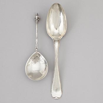 A silver table spoon and a vodka spoon, 18th/19th century.