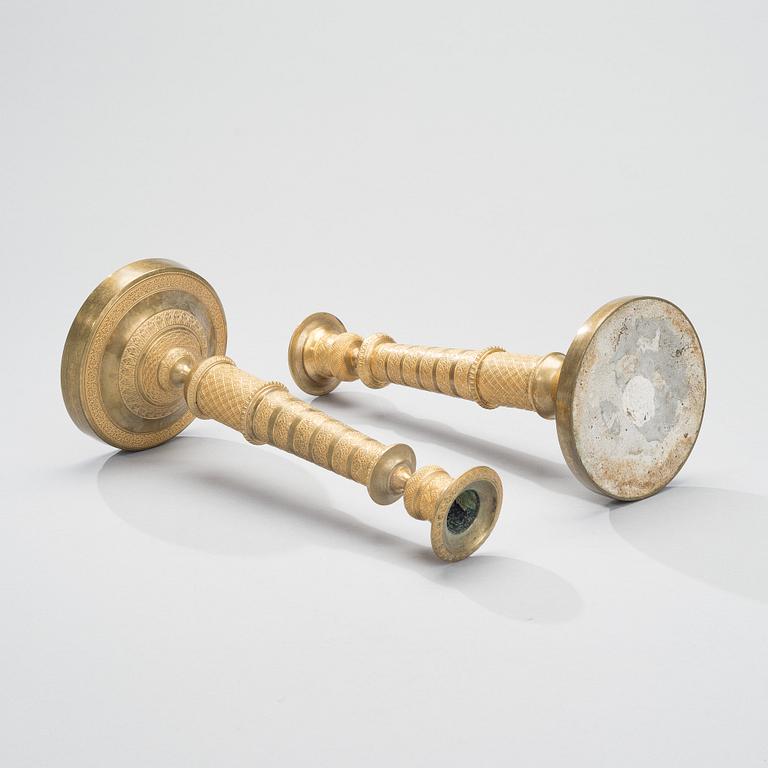 LJUSSTAKAR ETT PAR , förgylld brons, empire 1800-talets början.