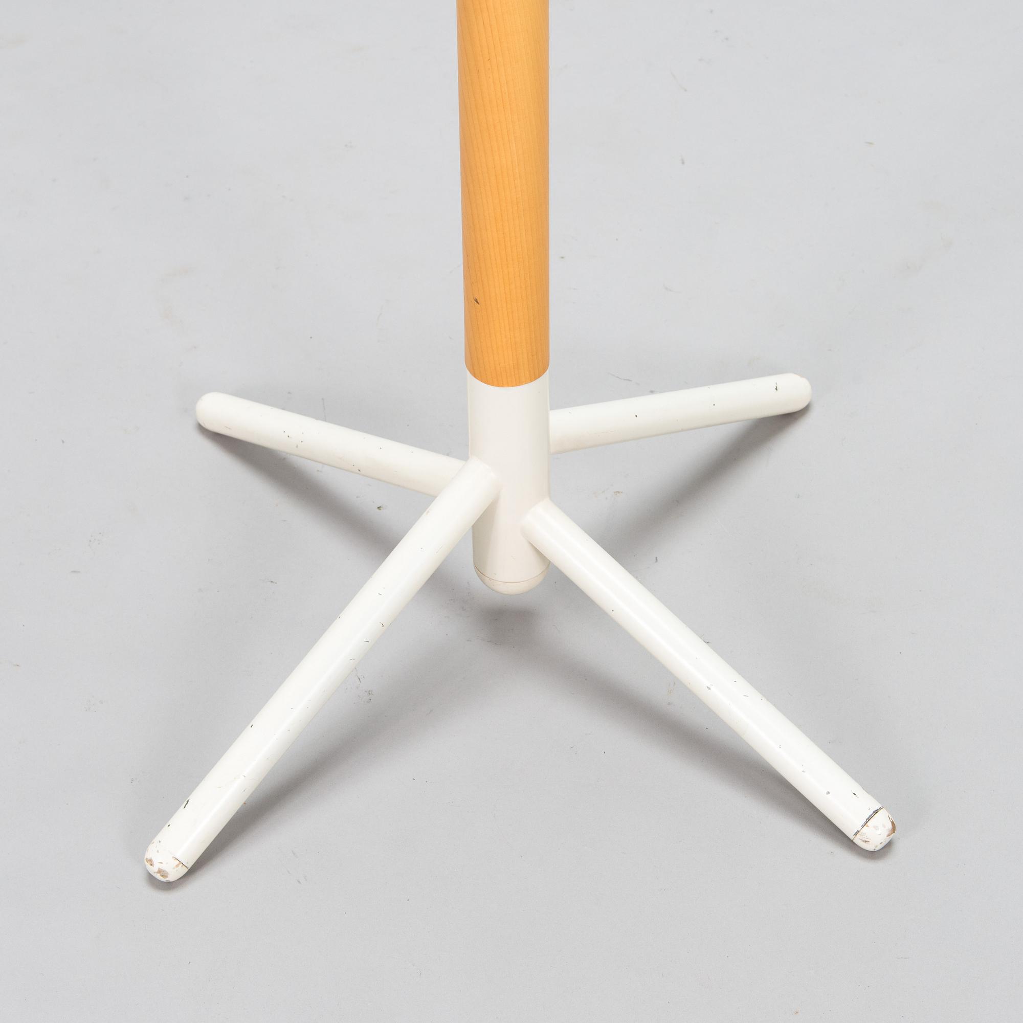 Anna-Maija Jaatinen, tamburmajor, "Clothes Tree", Artek. Modellen formgiven 1964.