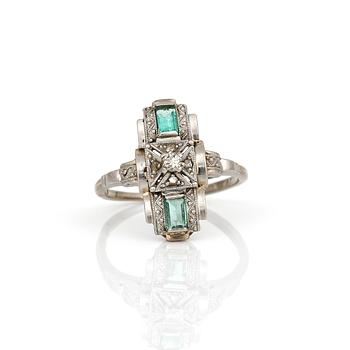 RING, 18K vitguld med diamant, ca 0,04 ct och troligen baguetteslipad smaragder. Total vikt ca 2,90 g.