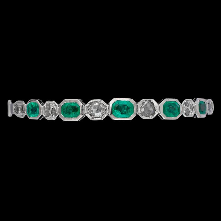 An emerald, tot. app. 4 cts, and rose cut diamond bangle, tot. app. 0.40 cts.