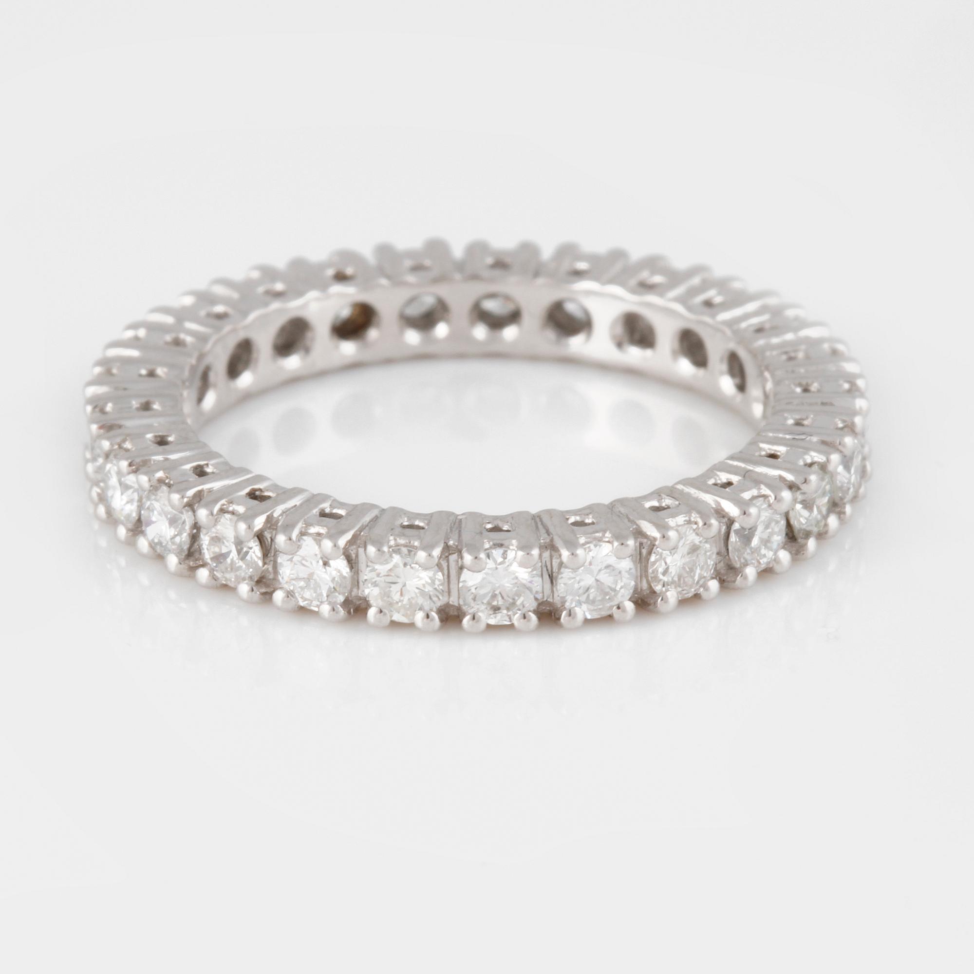 RING, 18K vitguld med briljantslipade diamanter ca 1.10 ct. Vikt 3,6 gram.