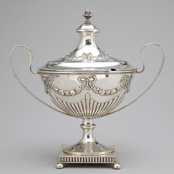 SOCKERSKÅL MED LOCK OCH SKED, silver, Gustaviansk stil, C G Hallberg, Stockholm, 1903. Total vikt ca 623 g.