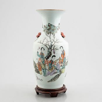 A porcelain vase, China, mid 20th century.