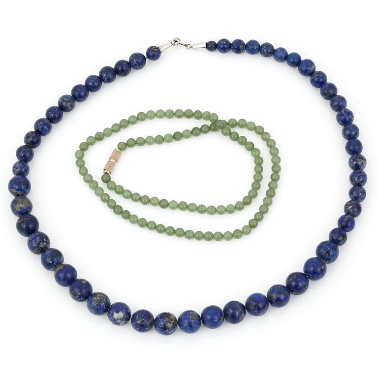 HALSBAND, 2 st, silver och gul metall med jadeit och lapis lazuli.
