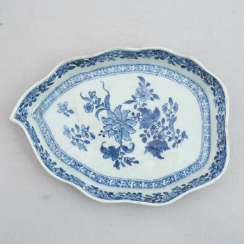 A blue and white vegetable tureen with cover and a sauce boat with a dish, Qing dynasty, 18th Century.